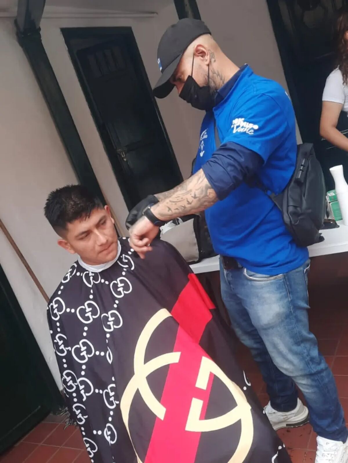 Barbero atendiendo a un participante en una jornada solidaria