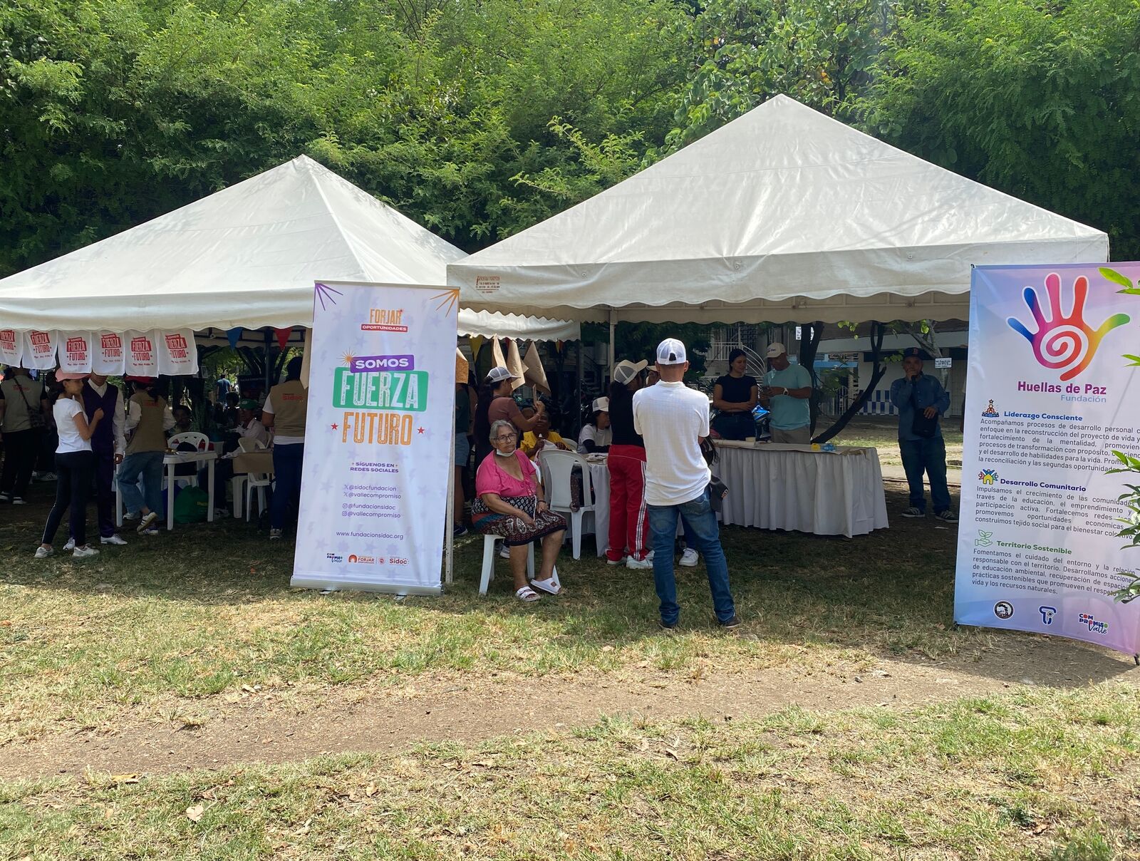 Carpas de una feria comunitaria de servicios