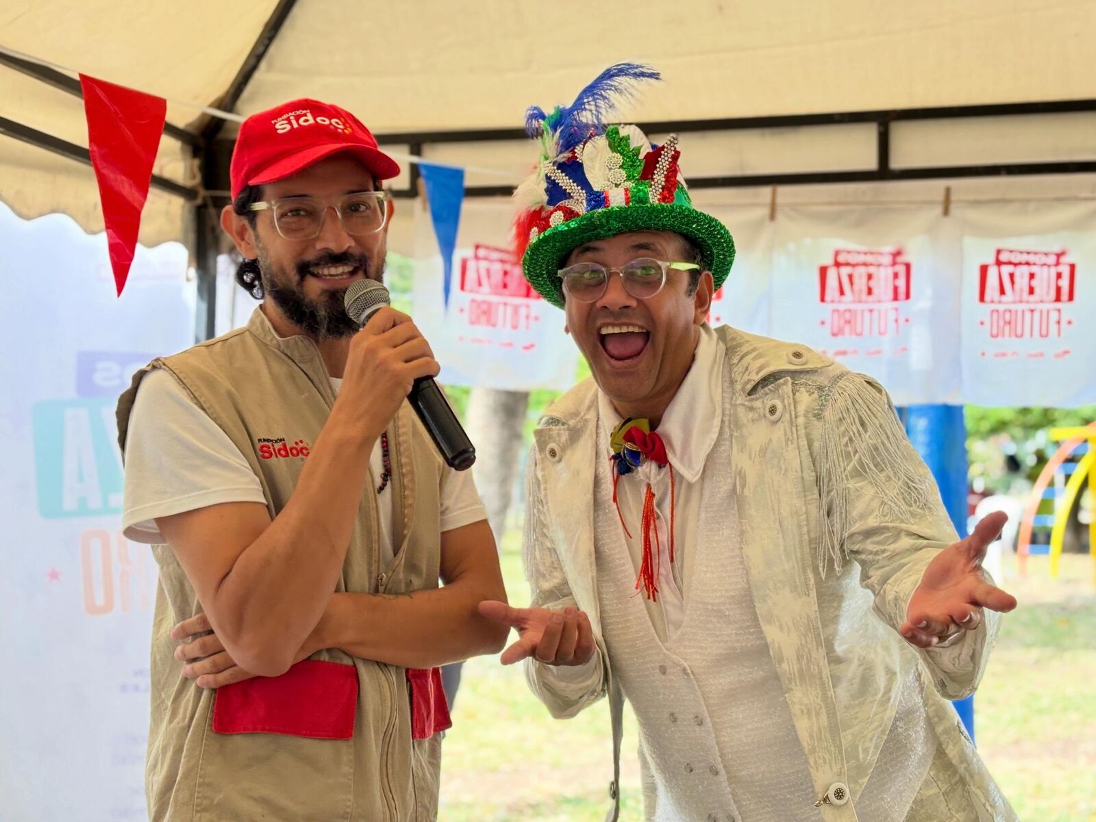 Presentadores animando un encuentro comunitario
